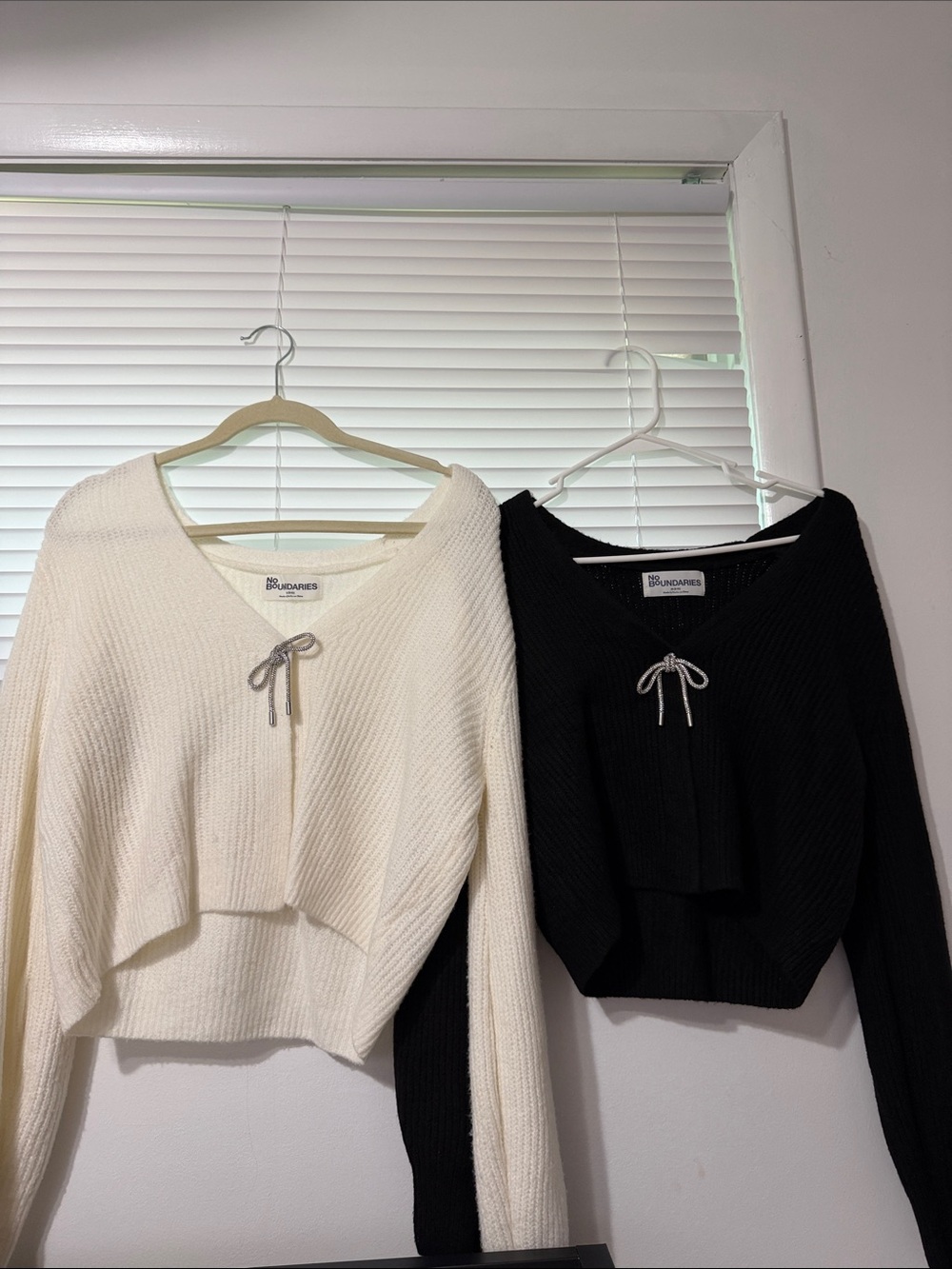 No Boundaries V-Neck Cropped Tie-Front Sweater Cardigan - White & Black
